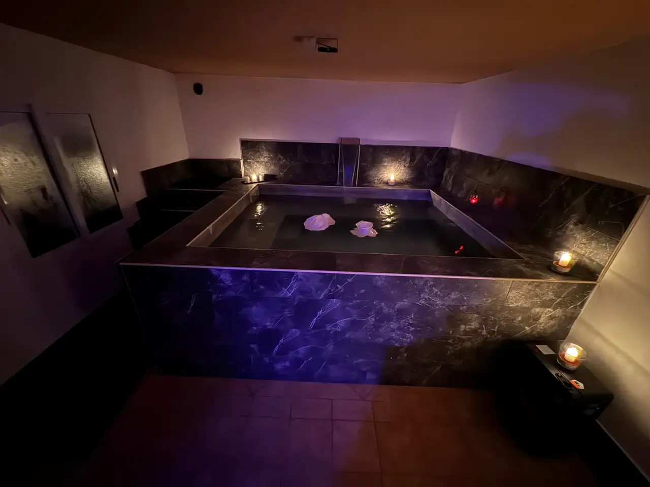 Piscina · luce viola